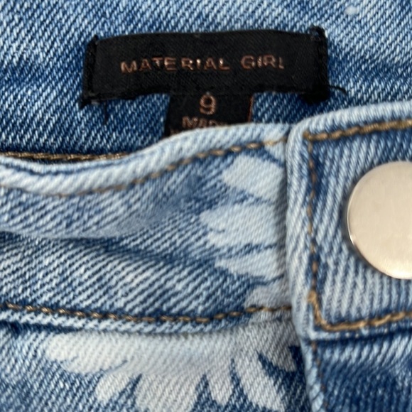 DAISY Light Wash Raw Hem High Rise Denim Jean Shorts 9 - Picture 4 of 5